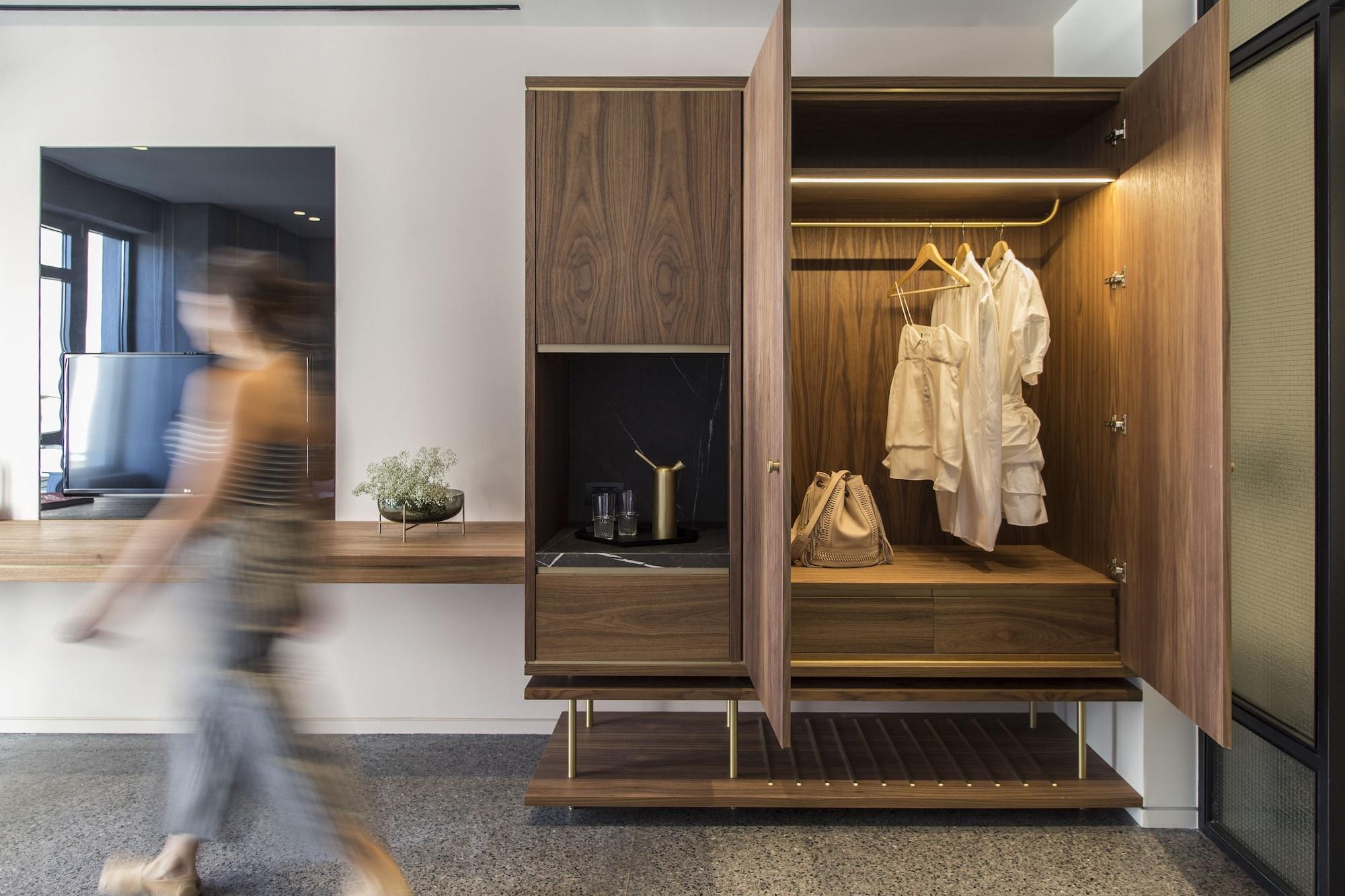 Perianth Hotel Athén Kültér fotó A wardrobe