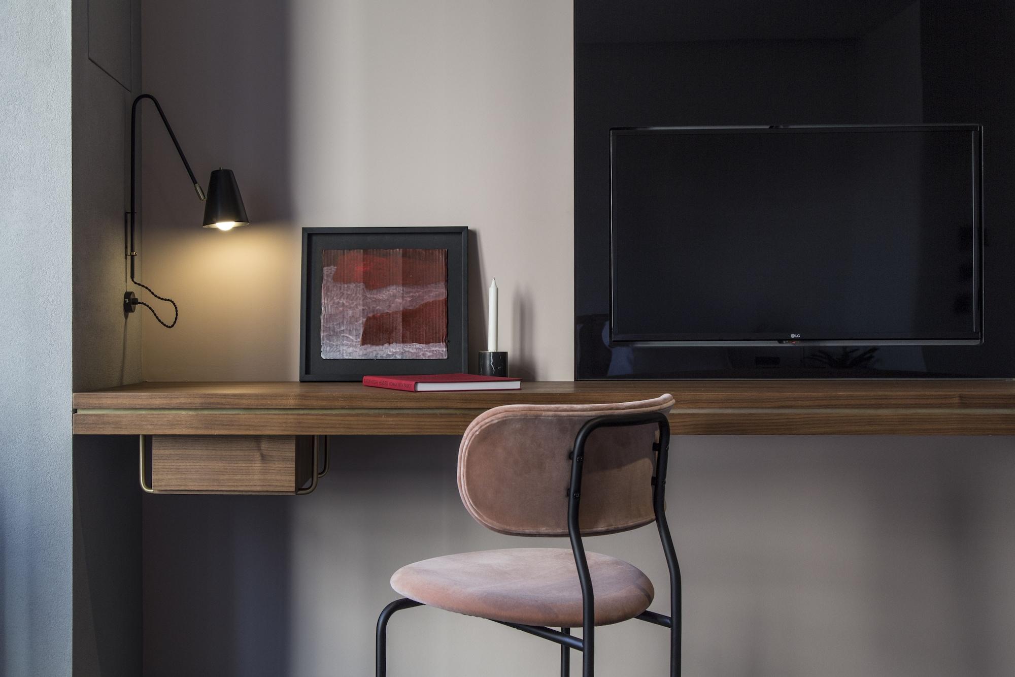 Perianth Hotel Athén Kültér fotó A wall-mounted desk
